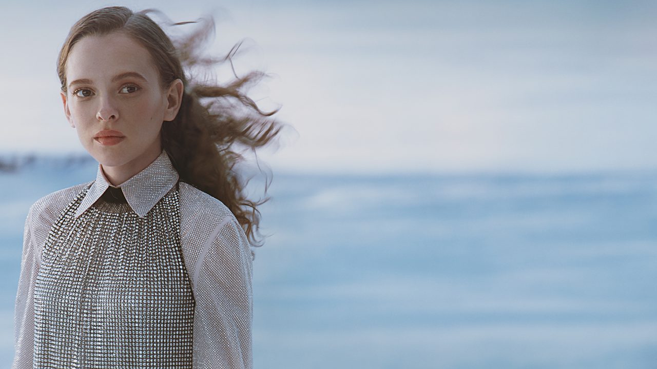 Prada 2021 節日廣告重金鉅製科幻電影，率領新銳演員 Julia Garner、Shira Haas 穿越超現實的異想世界