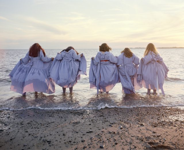 Alexander McQueen 致力支持年輕藝術家,推出《Last Summer In Wales》紀錄去年創意青年合作計劃的追夢過程