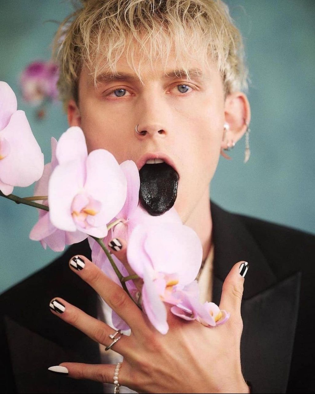 Machine Gun Kelly推出美甲品牌！回顧他瘋狂奪目的美容造型