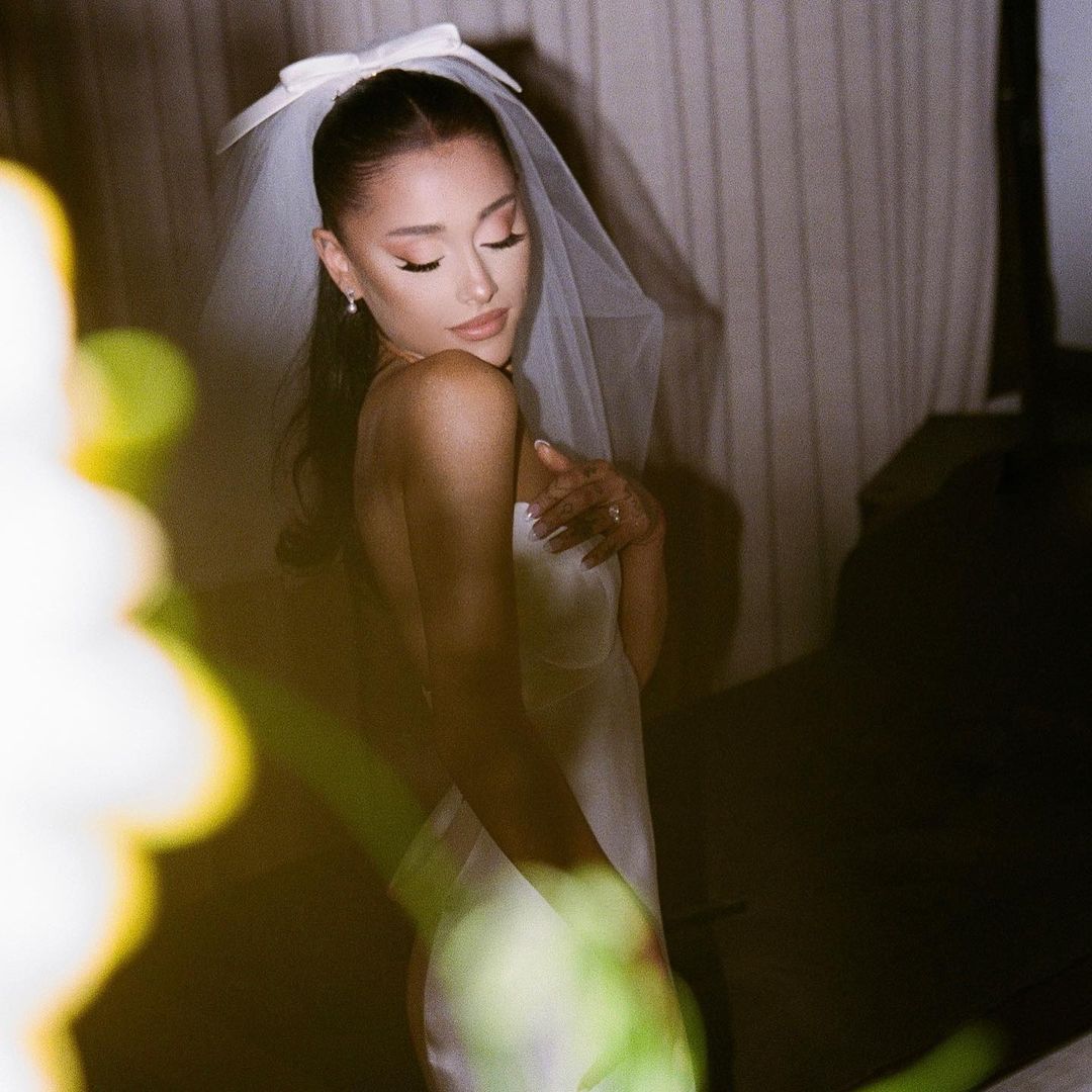 從 Ariana Grande 的盛大婚禮到 Billie Eilish 金髮造型 一起回顧2021年最受歡迎的8條貼文