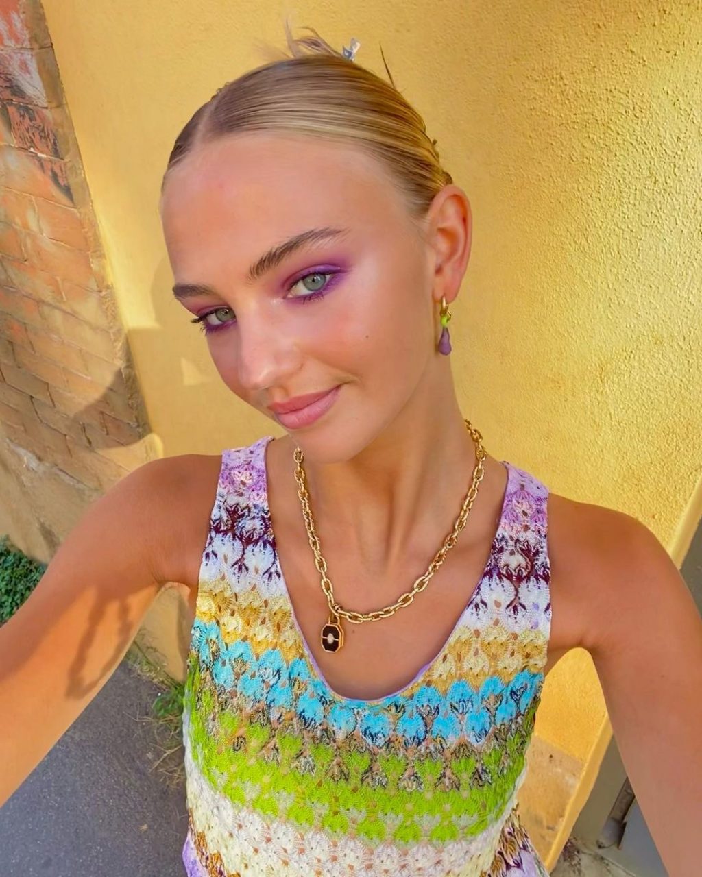 Style File︰不只是 Romeo Beckham 女友！Mia Regan 憑色彩繽紛的美學成為 Z 世代的 Fashion Icon