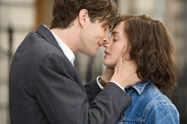 影迷們注意 :Anne Hathaway 主演經典愛情電影《One Day》,宣布翻拍 Netflix 劇集版本