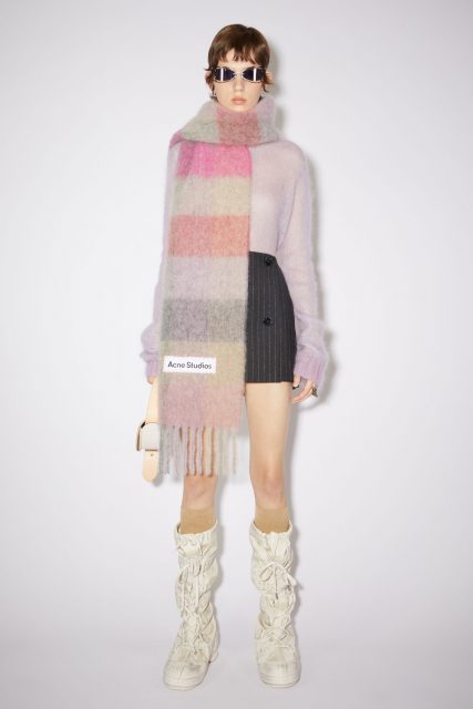 2021 秋冬必備配飾是它！由盤點 7 款混色頸巾，為冬日送上暖意