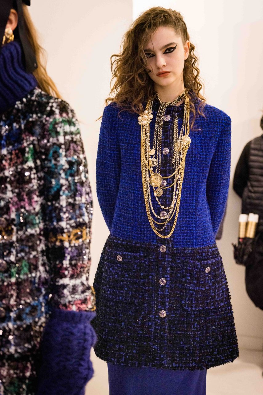 走進 Chanel 2021/22 Metiers d’Art 工坊系列時裝展後台！近距離欣賞工藝細節