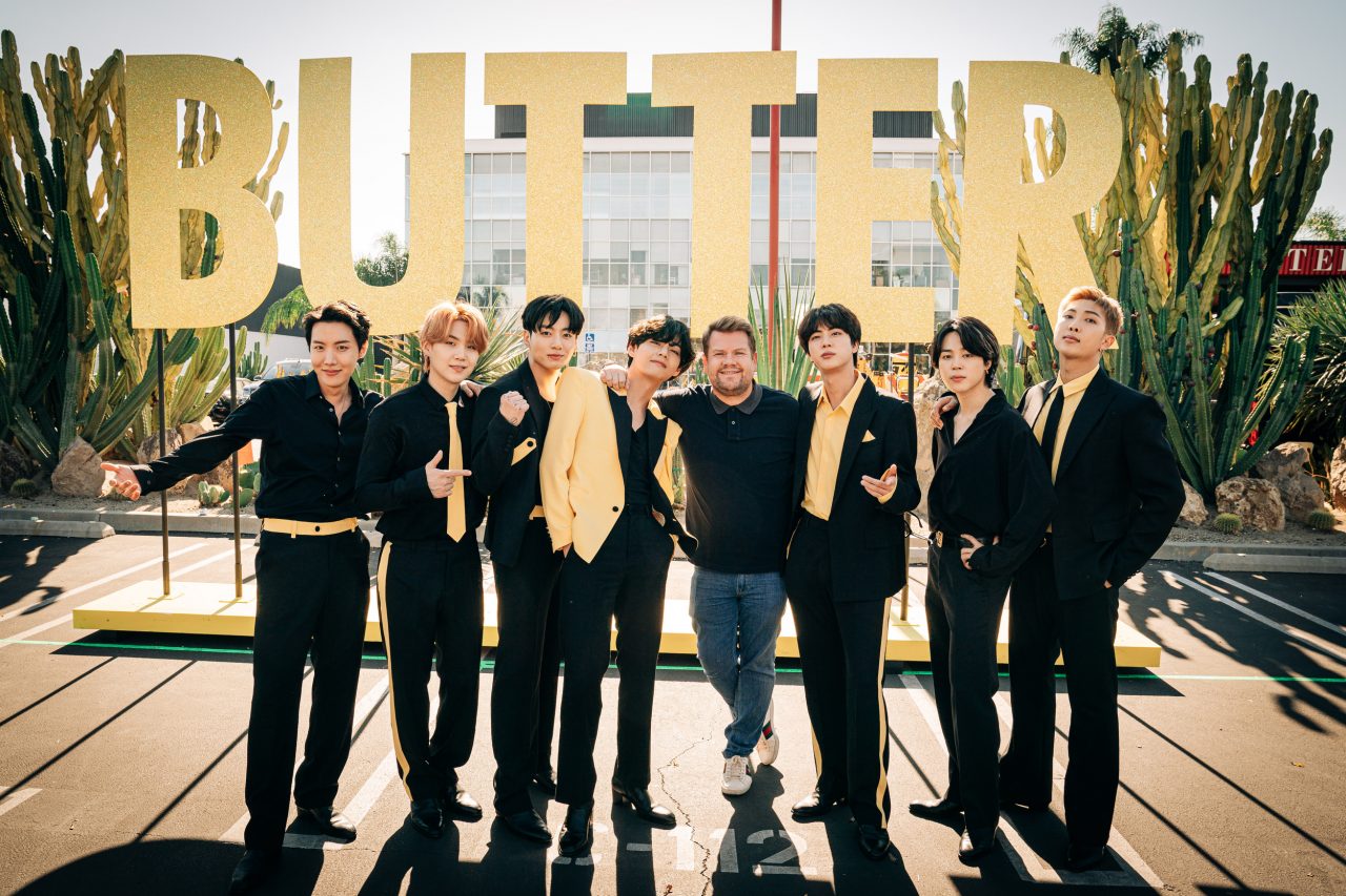 BTS 現身LA街頭帶來快閃表演！連換3套造型 帶來《Butter》等人氣單曲延續韓流熱潮