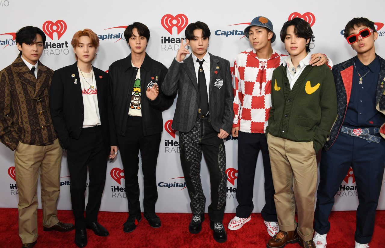 <strong> DECEMBER 03, 2021 </strong> BTS 出席美國電台節目 KIIS FM 舉辦的 Jingle Ball 2021, 身穿Louis Vuitton男裝系列。
