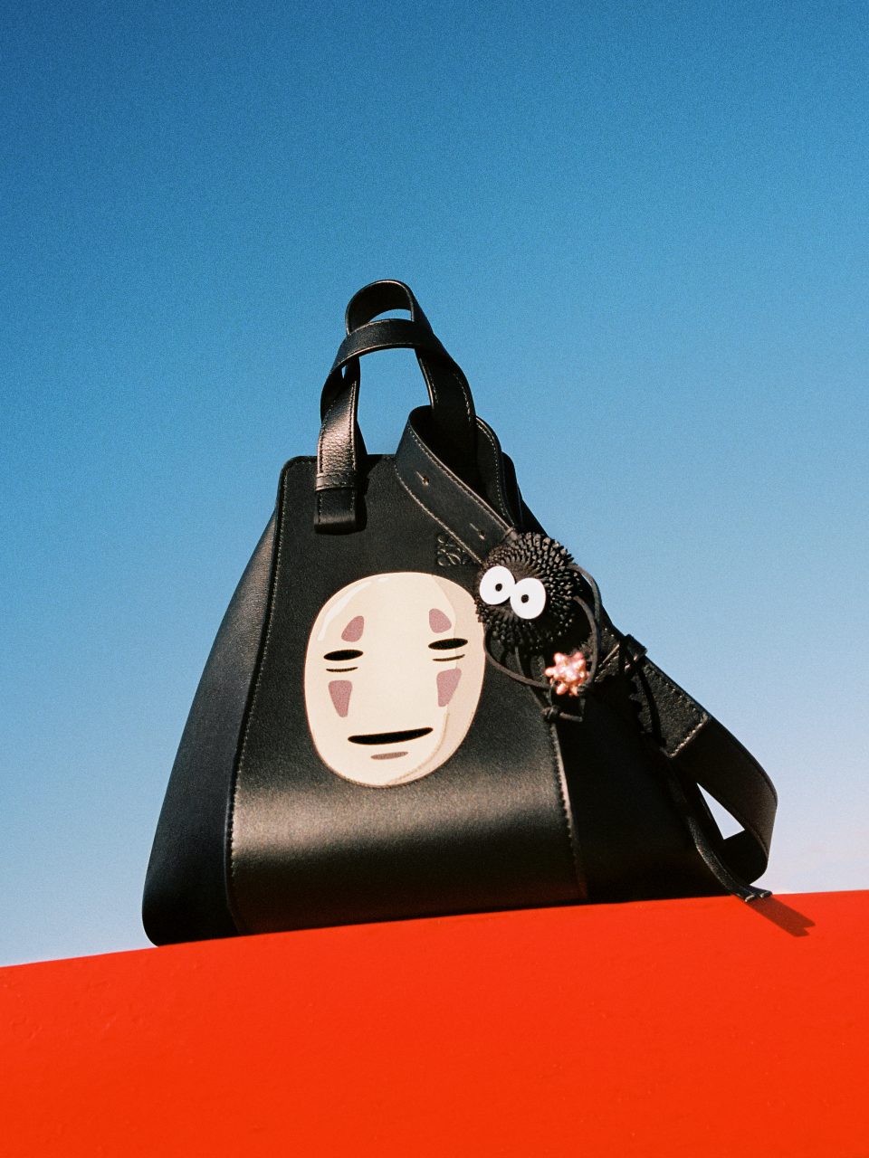 Loewe 與 《千與千尋》話題聯乘系列正式登場 ，將經典動畫穿在身上！