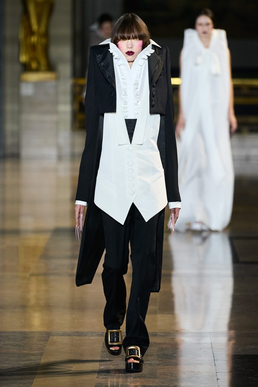 Viktor & Rolf 以戲劇性肩線設計讓人化身成吸血鬼，揭示着隱藏於黑暗之美｜Spring 2022 Couture