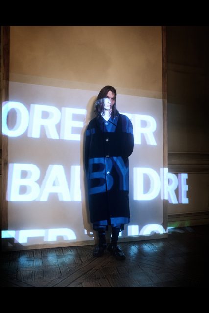 “Dream Baby Dream” 且看房屋內眾人優雅地築夢 | Dries Van Noten Fall 2022 Menswear