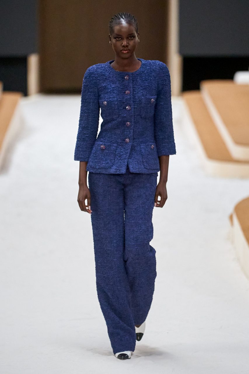 https://cn-copilot-media.s3.amazonaws.com/public/vogue-services/production/2022/01/25/61efe5cc201fe8db0bc39cfd_00001-Chanel-Couture-Spring-22-credit-gorunway.jpg,
https://copilot.condenast.io/vogue/fashiongalleries/61ee969d2d05035b381ff00b/photos/61efe5cc201fe8db0bc39cfe