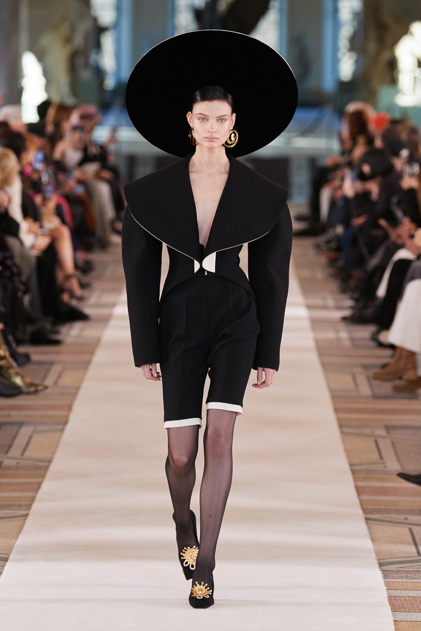 https://cn-copilot-media.s3.amazonaws.com/public/vogue-services/production/2022/01/24/61ee934498a3670a63ec48a4_00001-Schiaparelli-Couture-Spring-22-credit-Gorunway.jpg,
https://copilot.condenast.io/vogue/fashiongalleries/61ee6b0a2211a4aa04cf4f9e/photos/61ee934598a3670a63ec48a5