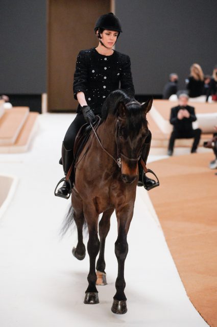 Grace Kelly 孫女 Charlotte Casiraghi 騎馬開場喚醒 Coco Chanel 珍而重之的馬術藝術|Spring 2022 Couture