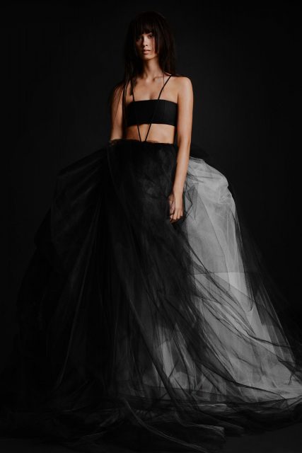 愈來愈多人挑戰黑色婚紗?Vera Wang 帶起的黑白色系婚紗系列正在流行之中!