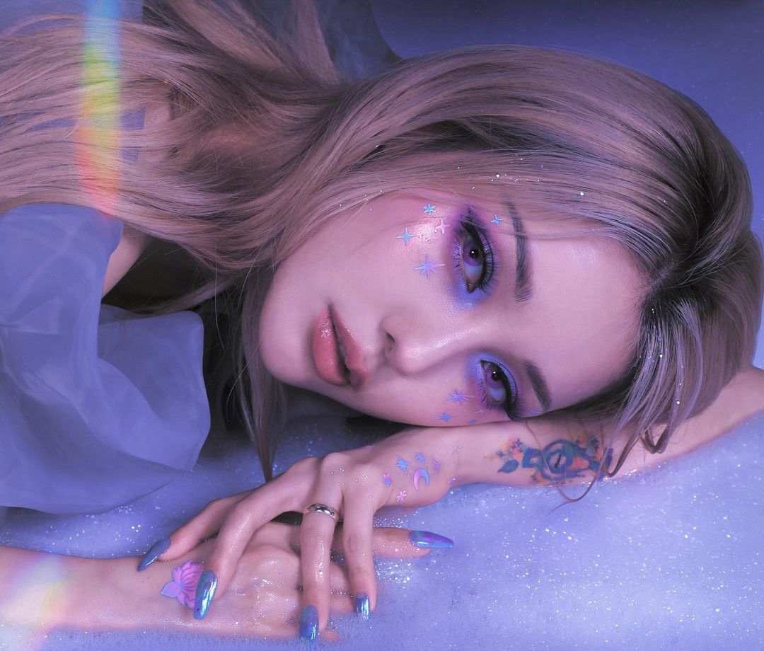 2022年Face Stickers繼續流行！以面部貼紙當作彩妝裝飾