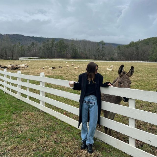 告別 Y2K 風格！Hailey Bieber、Kendall Jenner 一眾 It Girls 已準備好 Country Chic 造型迎接新一年，戶外風格準備席捲時尚界？