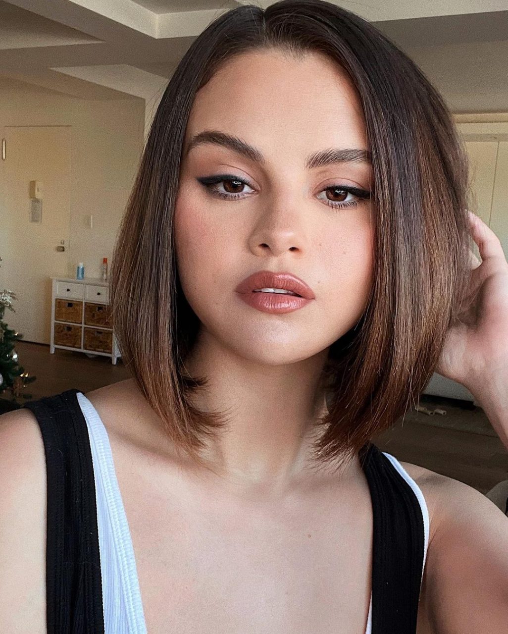 Selena Gomez以妝容把大家帶回千禧年代！親身示範Y2K年代美容風格