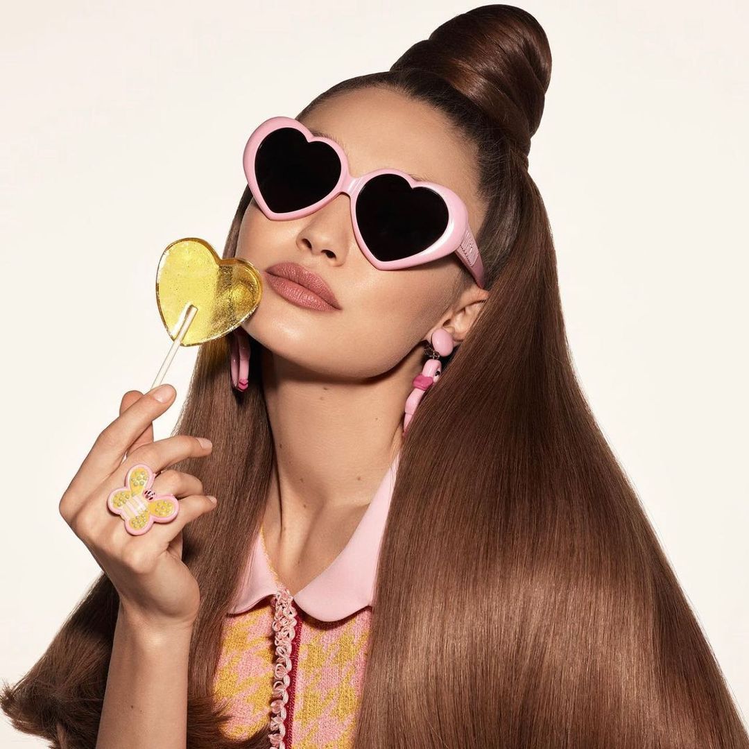 另一對時尚雙生兒誕生？Gigi Hadid 最新 Moschino 宣傳照被指神似 Ariana Grande