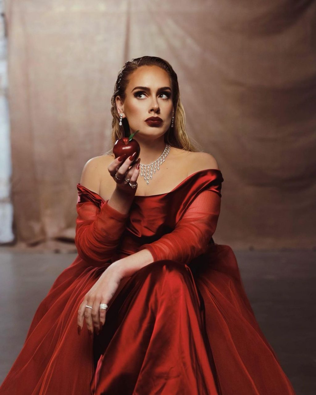 堪比黑白時尚大片！Adele 最新單曲 《Oh My God》MV正式發佈 3套華麗造型一展女神魅力