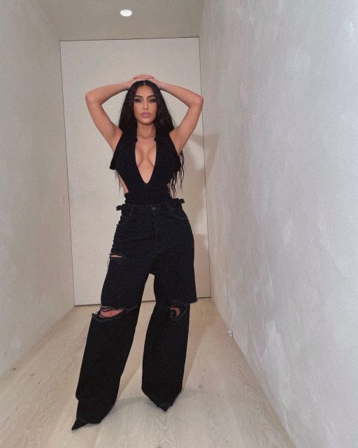 Kim Kardashian 加入寬鬆低腰牛仔褲潮流的一員!她將要告別數月來的 Balenciaga 緊身造型嗎?