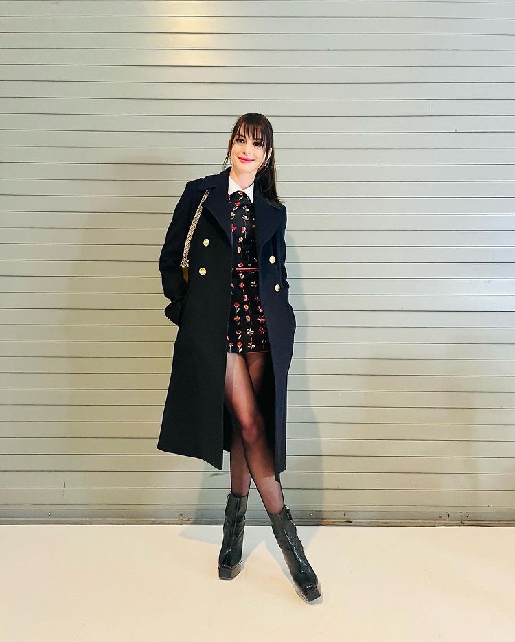 從 Prada 改穿 Valentino？Anne Hathaway 在 15 年後重現《穿 Prada 的惡魔》（The Devil Wears Prada）的少女風格造型