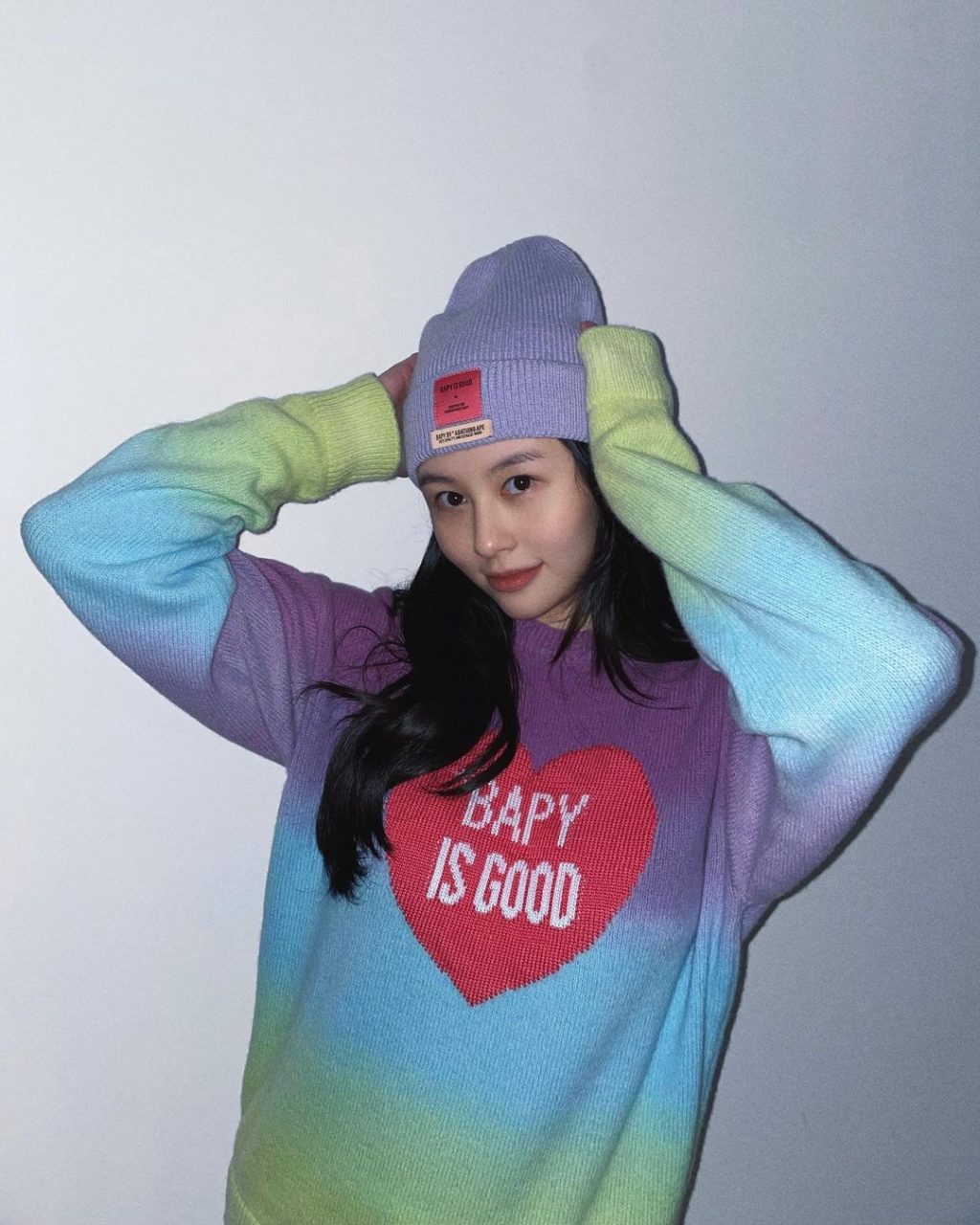 沈月以 BAPY X IRENEISGOOD 紫色 beanie 及同一聯乘系列的彩色針織上衣打造休閒日常造型。