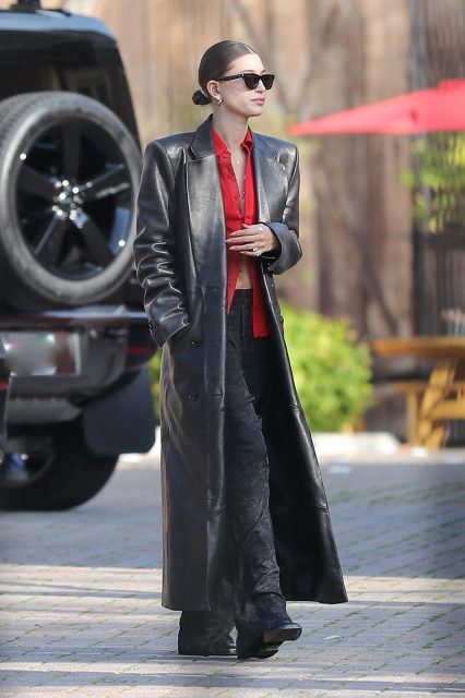 Matrix 時尚潮流回歸!Hailey Bieber 新時代未來主義簡直是從電影中走出的人物
