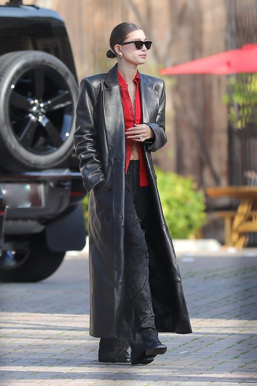 Matrix 時尚潮流回歸！Hailey Bieber 新時代未來主義簡直是從電影中走出的人物