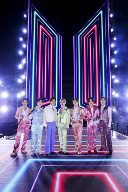 Style File:以萬紫千紅的舞台造型配合多元曲風,防彈少年團 BTS 開創 Dior 為男團設計舞台服裝的先例