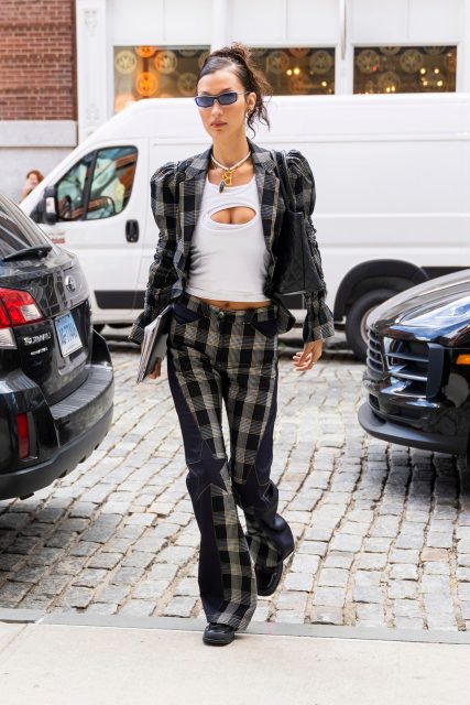 Bella Hadid、Dua Lipa 等 It Girls 們愛上了超大吊墜頸鍊,一款具話題的頸鍊才是你今季該入手的配飾!