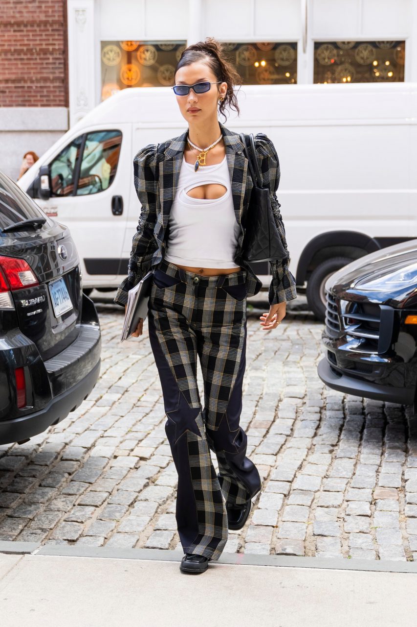 Bella Hadid、Dua Lipa 等 It Girls 們愛上了超大吊墜頸鍊，一款具話題的頸鍊才是你今季該入手的配飾！