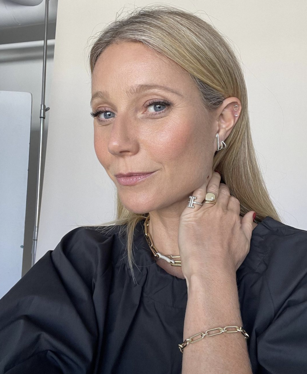49歲「養生女王」Gwyneth Paltrow分享簡單養生法！以「乾刷」保護身體肌膚光滑