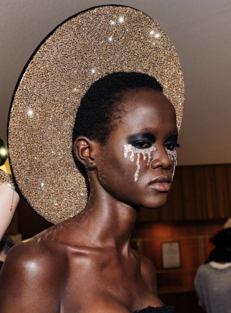 「眼淚如寶石般珍貴」Schiaparelli高訂時裝展以眼淚妝示人