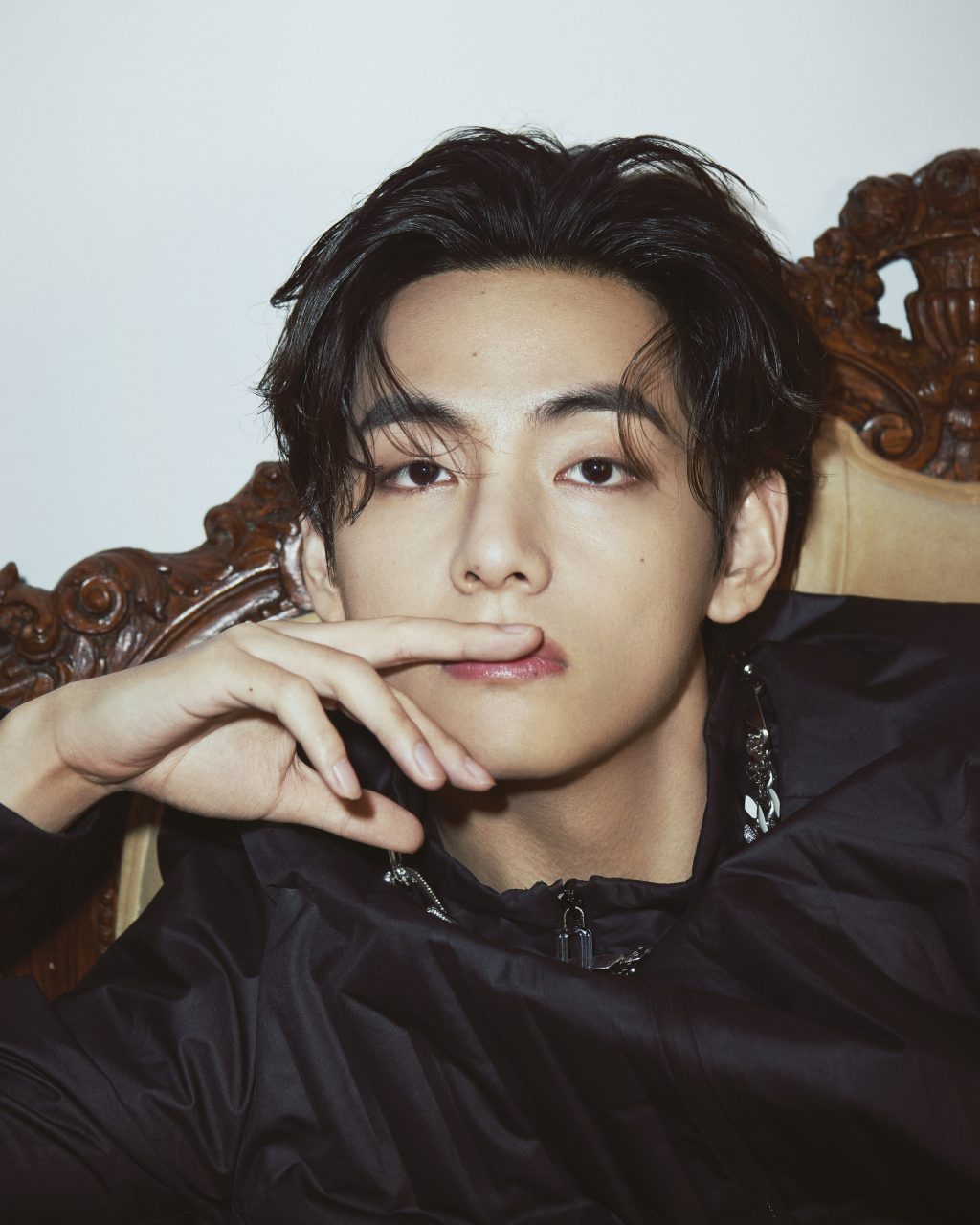 BTS 成員 V 首次涉足手袋設計，他親自打造的 Mute Boston 手袋上架「一秒」即售罄！