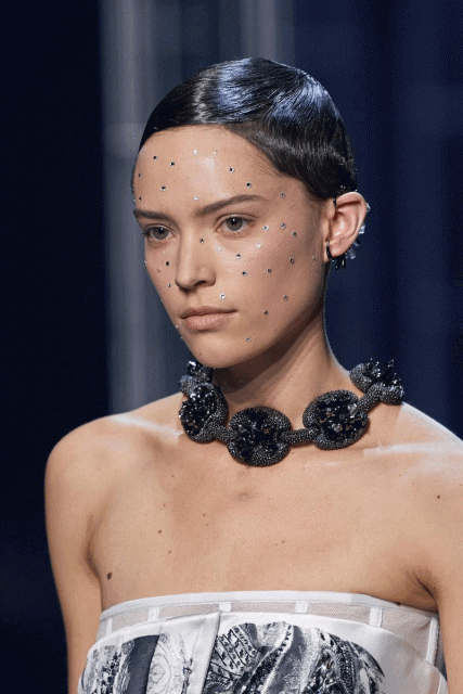 重溫Spring 2022 Couture六大重點妝容：閃石妝、羽毛睫毛的藝術彩妝