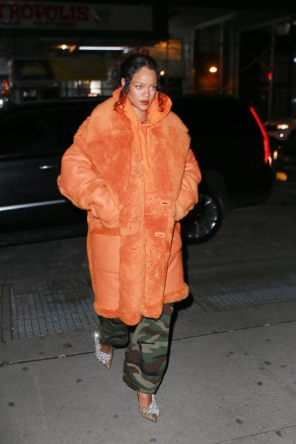 天后 Rihanna 也跟上了橙色狂熱!一個月內以多套時尚的橙色造型示人