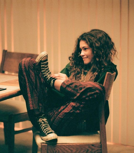 為何 Zendaya 在《Euphoria》中飾演 Rue 的穿衣風格讓人著迷?拆解 Rue 第二季劇中的升級「頹廢」造型!