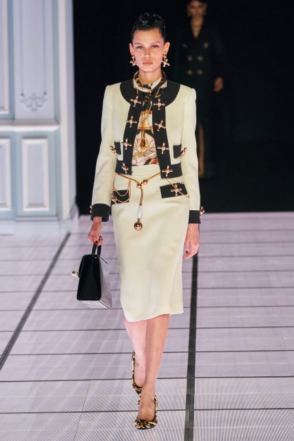 Jeremy Scott 為 Moschino 擅展魔法,將古老豪宅傢具化身成各款華衣美服| Fall / Winter 2022