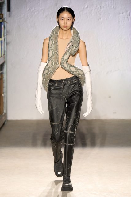 MM6 Maison Margiela 以古老的銜尾蛇為靈感，與 Salomon 驚喜聯乘 ｜ Fall / Winter 2022