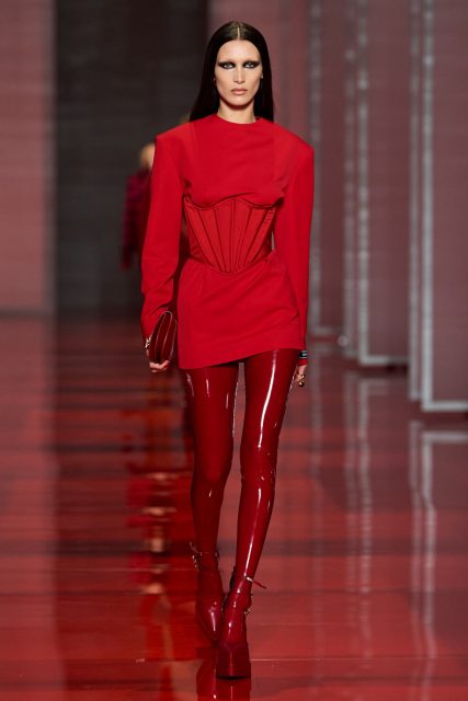 Versace 雲集 It Girls重新詮譯經典造型，展示 Versace 2.0 的現代新女性態度｜ Fall / Winter 2022