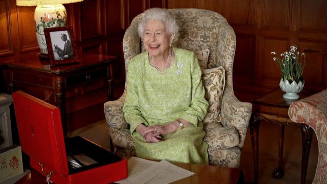 英女王登位踏入白金禧!白金漢宮官方釋出多張肖像慶祝女王在位 70 年