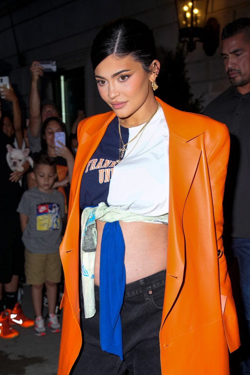 就像姐姐的名字 Stormi 一樣獨特！Kylie Jenner 公開她第二胎兒子名字為「Wolf Webster」