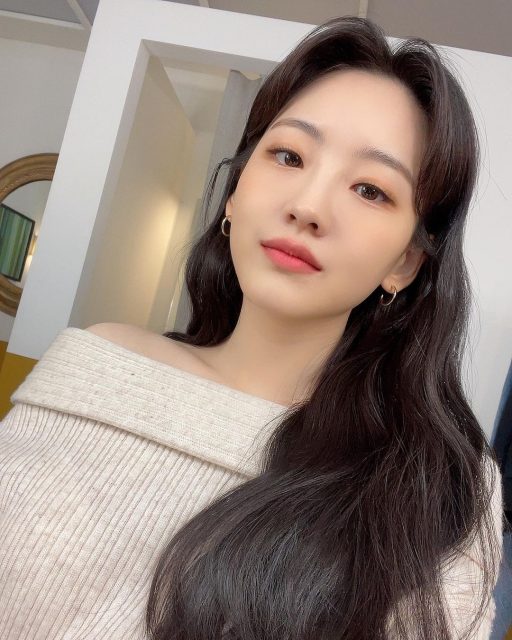 與朴所羅門吻戲重拍17次、夢想成為音樂劇演員:一起認識《殭屍校園》人稱「最美班長」的新晉女星趙怡賢