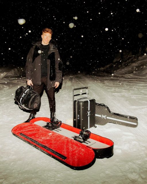 「Virgil was here」!三屆金牌得主 Shaun White 帶着與 Virgil Abloh 及 Louis Vuitton 共同設計的滑雪行李套裝出戰 2022 冬奧