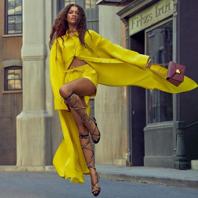 Zendaya 演繹最新 Valentino Rendez-Vous 時尚大片,走到街上活力展現浪漫優雅的不同面貌