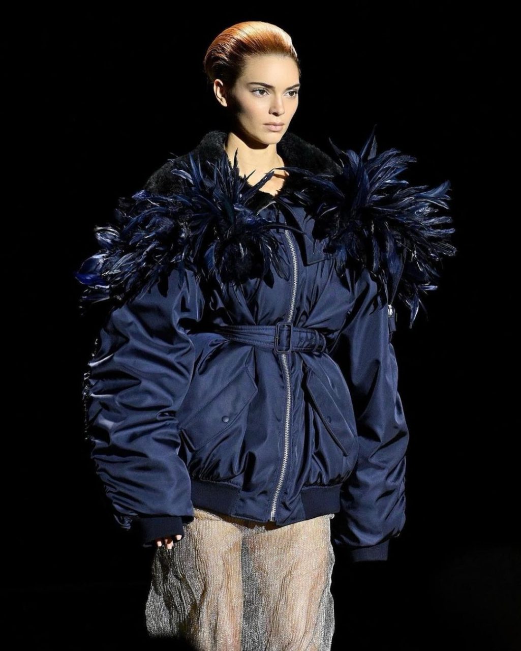 告別標誌性深啡長髮！Kendall Jenner 在米蘭時裝週亮相最新銅紅髮色