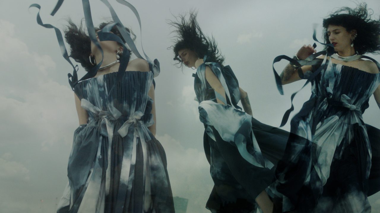 Alexander McQueen 2022春夏時尚電影：邀請名導演 Sophie Muller 重現追逐風暴的色彩