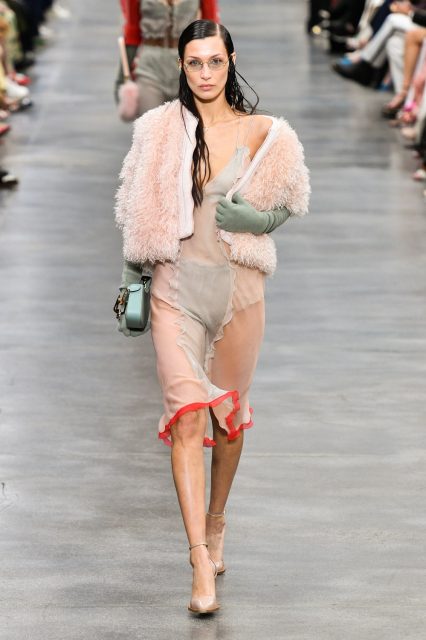 Kim Jones 向 Fendi 第四代傳人 Delfina Delettrez 致敬,同時寫下「男裝女穿」新定義 |Fall / Winter 2022