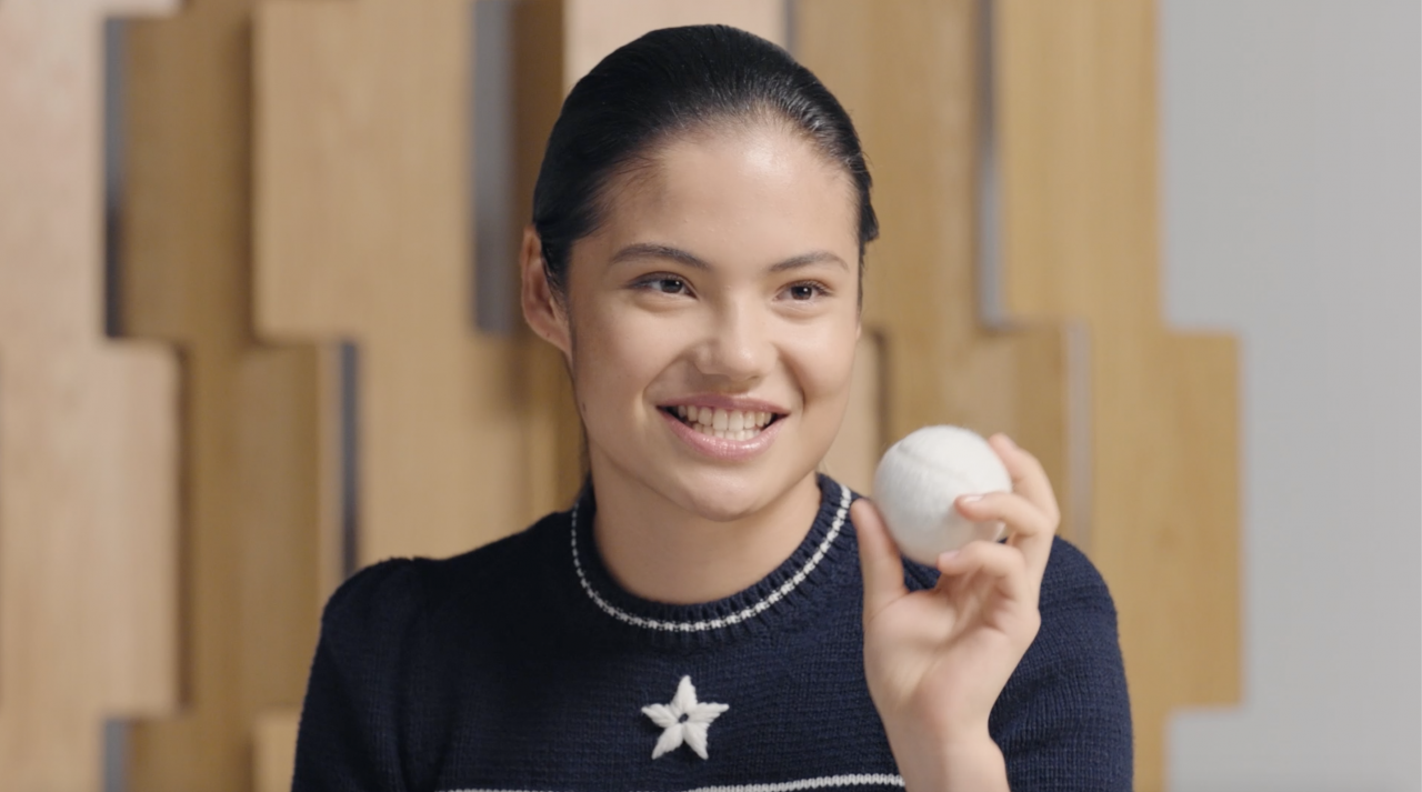 19歲網球小天后 Emma Raducanu 揭露 Dior 手袋秘密：原來私底下的她竟然對一種食物著迷！