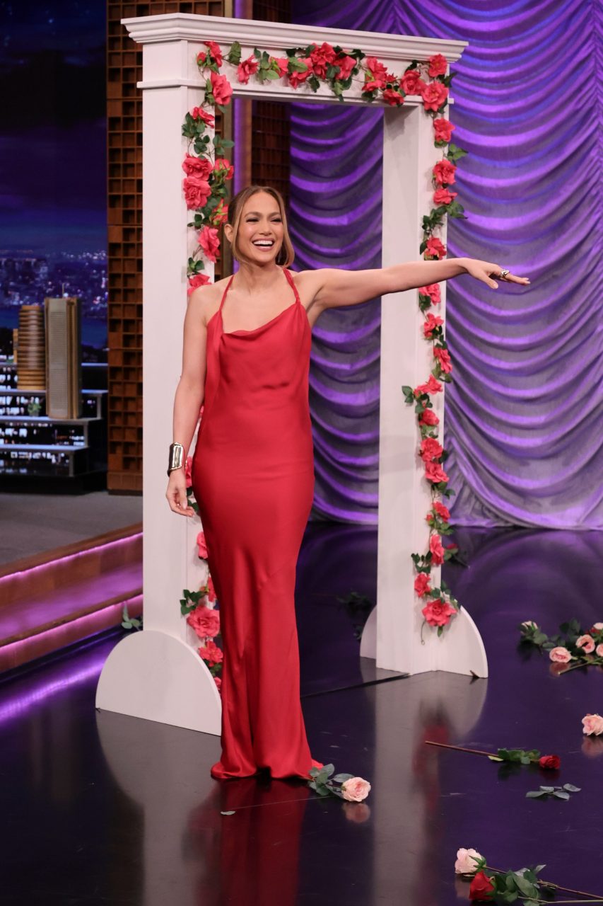 Jennifer Lopez 示範情人節永不出錯造型！展示一條 slip dress 帶來的迷人風采
