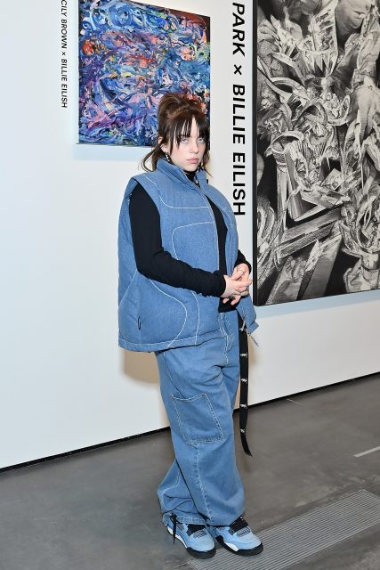 休閒服也能穿得極時尚！Billie Eilish 以 Oversized 牛仔褲打造型格造型
